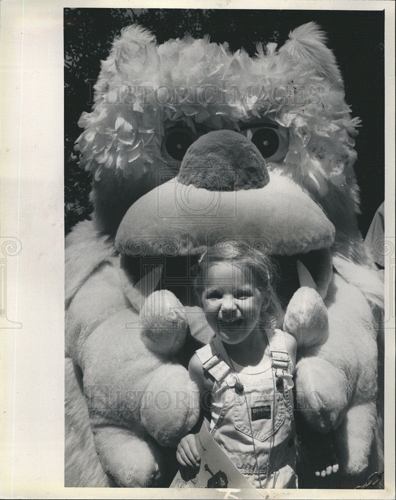 1987 Press Photo Megan  Hinkas, 3, has a sqaely Hug at the zoo. - Historic Images