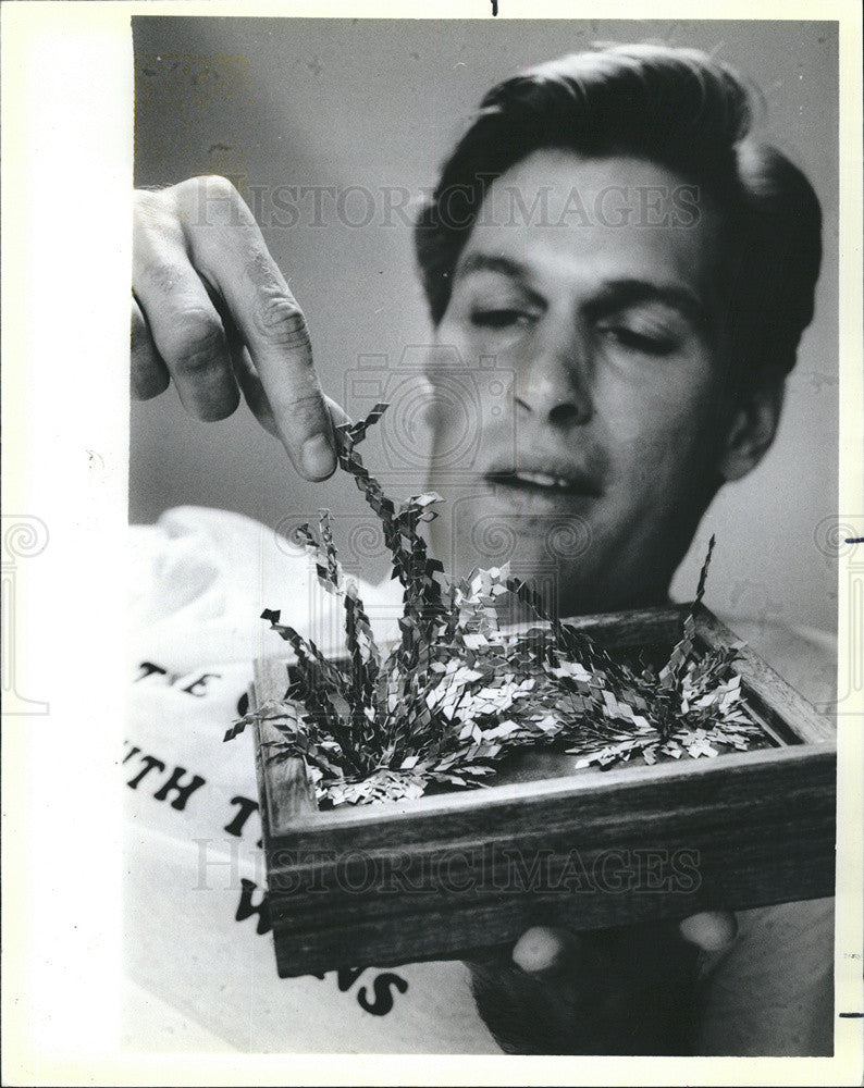 1985 Press Photo Magnetic Board holds a thousand Metal Fragments.Toy of the Week - Historic Images