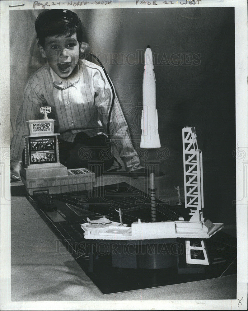 1969 Press Photo Moon Struck boy and girls can listen to astronauts - Historic Images