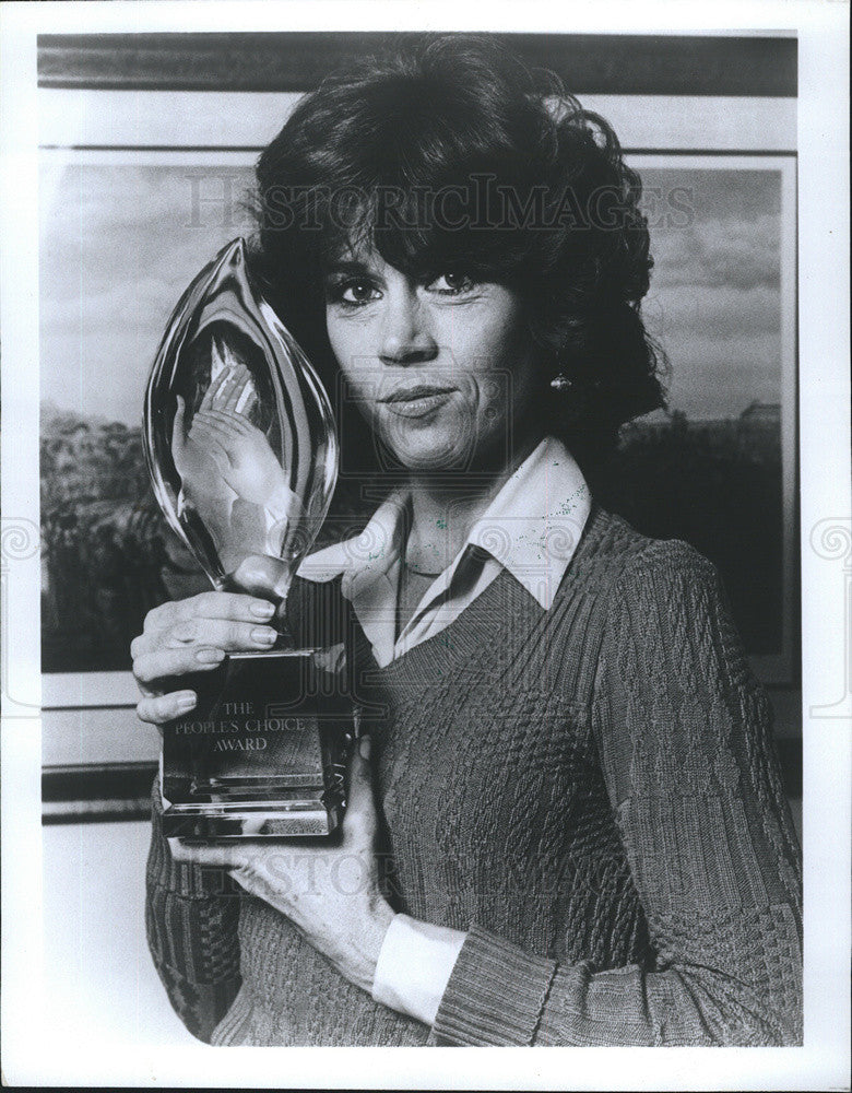 1982 Press Photo Jane Fonda American actress holds a trophy For People Choice - Historic Images