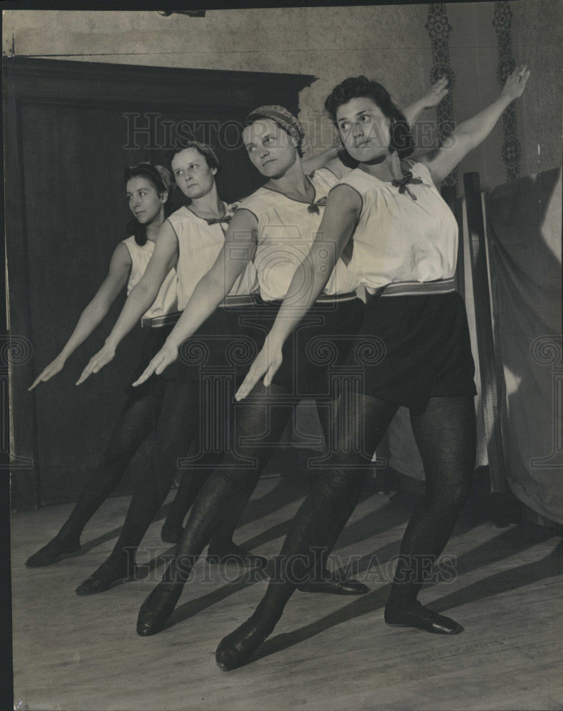 1941 Press Photo Girls compete in Athletics and Gymnastic tournament. - Historic Images