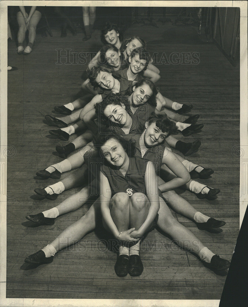 1942 Press Photo Gymnast for Sokol Junior Girls on Czechoslovak. - Historic Images