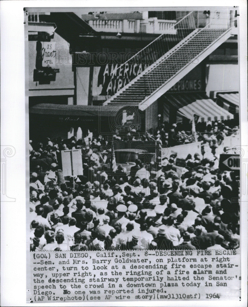 1964 Press Photo Sen. and Mrs. Barry Goldwater pause during his speech. - Historic Images