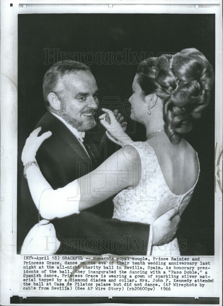 1966 Press Photo Prince Rainier and Princess Grace dance together. - Historic Images