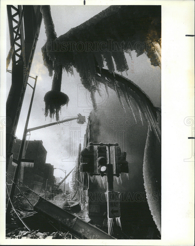 1984 Press Photo Ice coats at Lake Streets after a fire at 601-611 W. Lake. - Historic Images