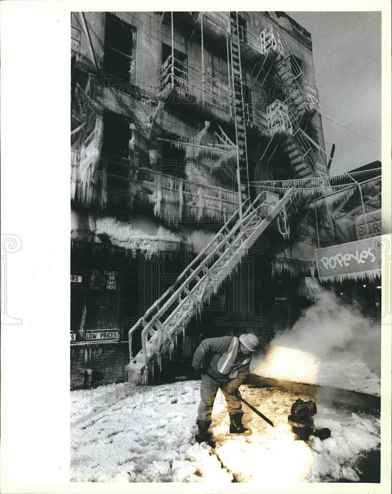 1987 Press Photo City worker cleans the Ice encrusted a four story Building. - Historic Images