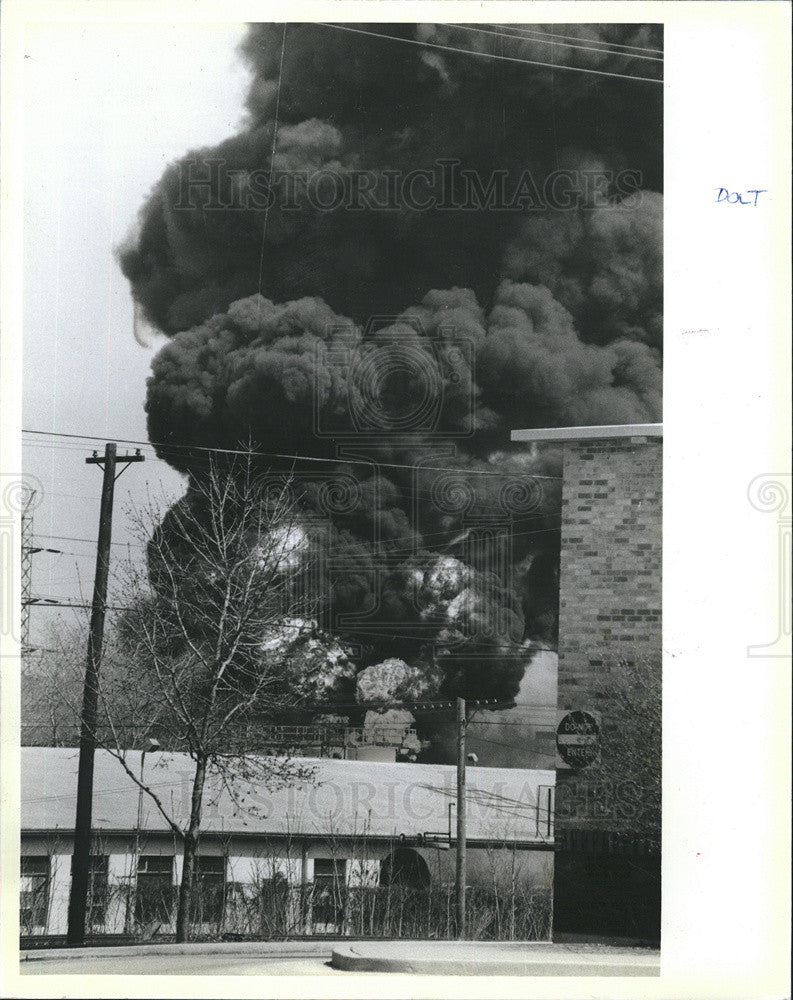 1986 Press Photo Chemical plant fire fro turning into disaster. - Historic Images