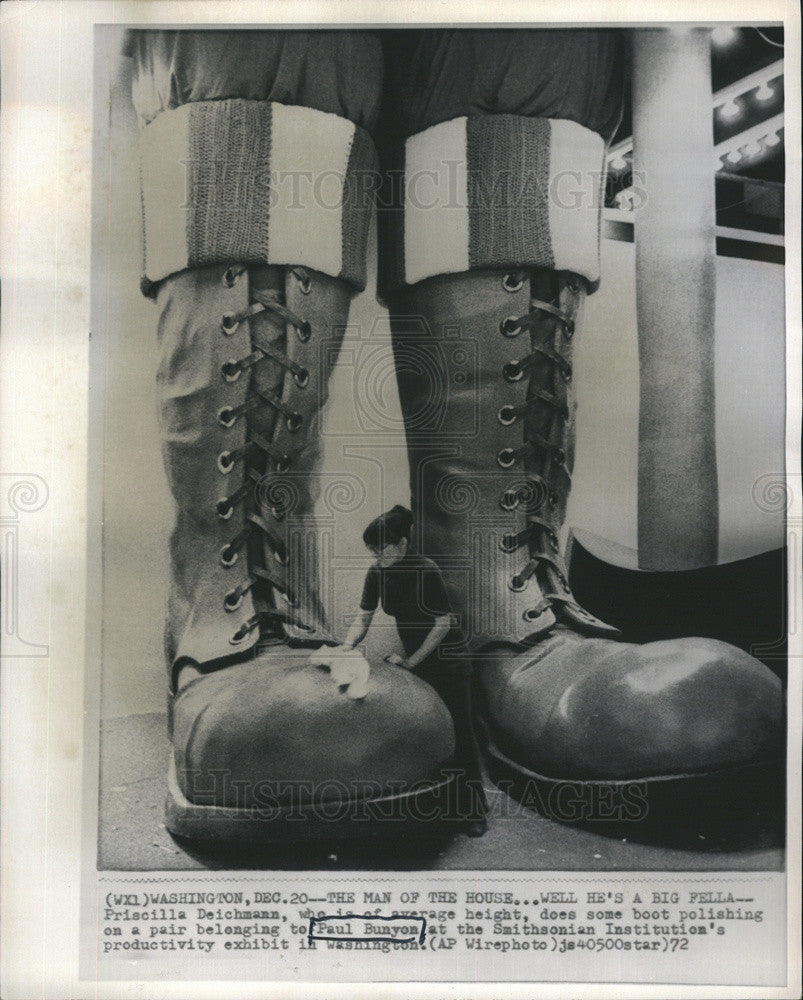 1972 Press Photo Priscilla Deichman polishing boot of Paul Bunyon - Historic Images