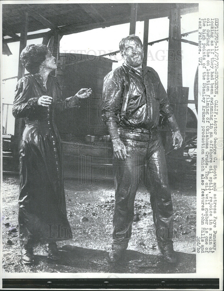 1972 Press Photo George C. Scott Fay Dunaway Rejoice Filming Oil Gusher Oklahoma - Historic Images