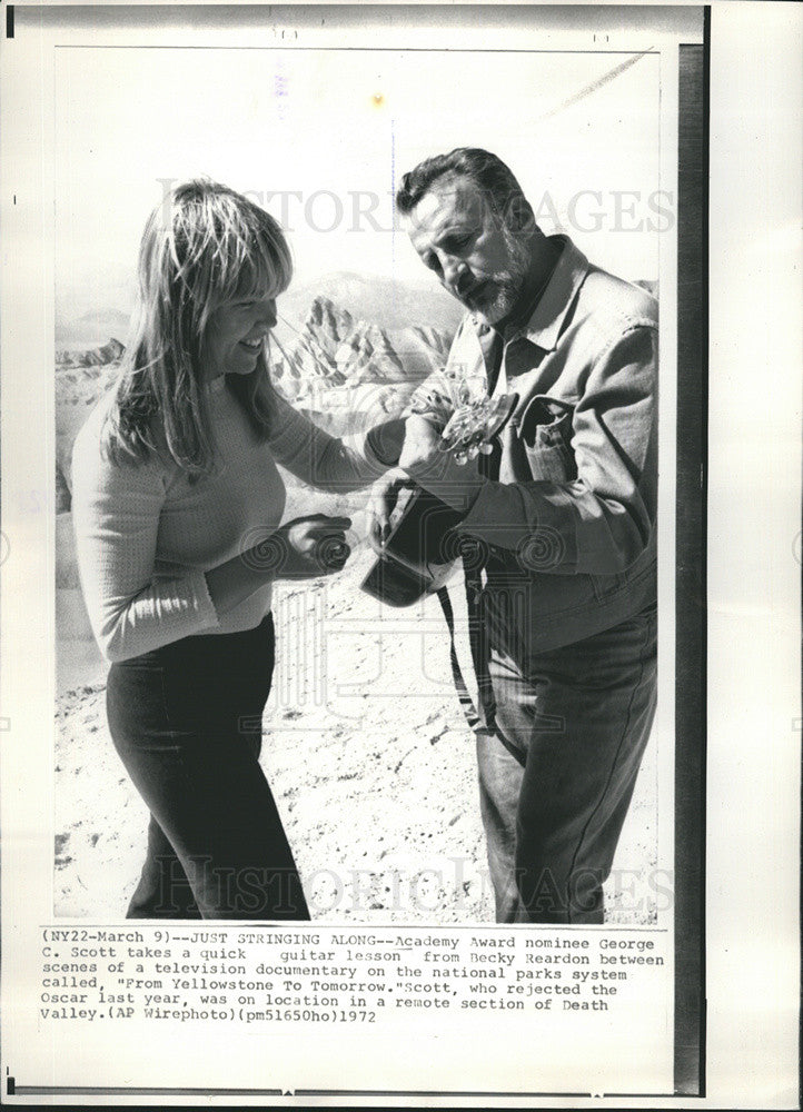 1972 Press Photo Actor George Scott take a quick guitar lesson. - Historic Images