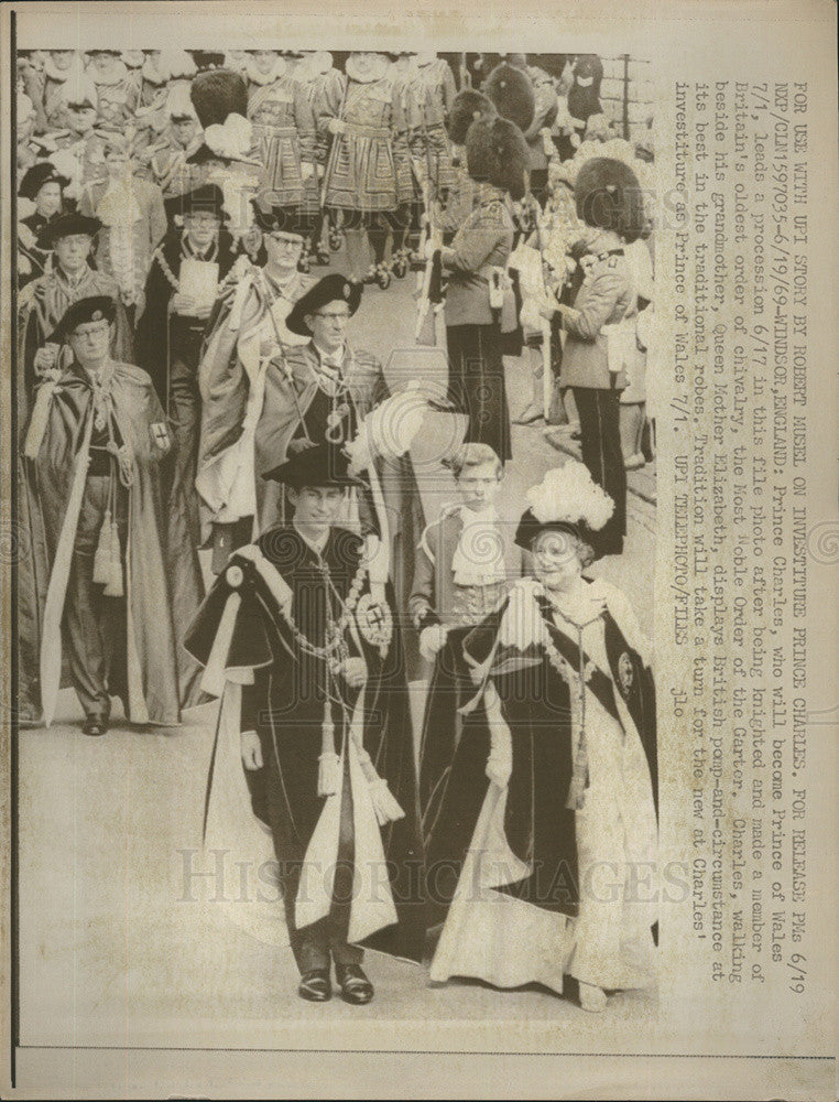 1969 Press Photo Prince Charles, leads a procession with Queen Mother Elizabeth. - Historic Images