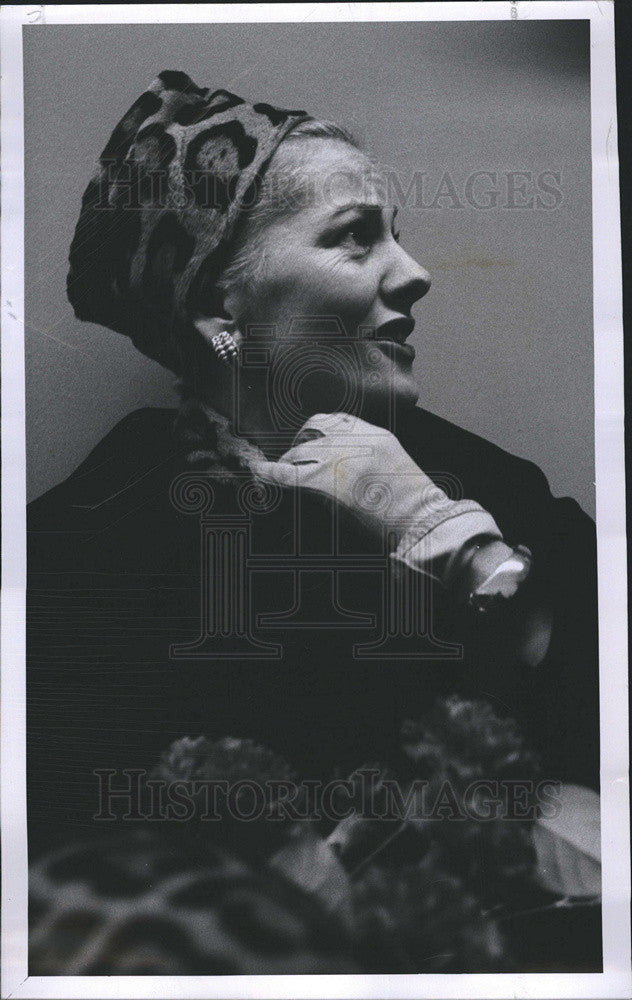 1959 Press Photo Joan Fontaine, &quot;Hilary&quot; star arrives from Wichita - Historic Images