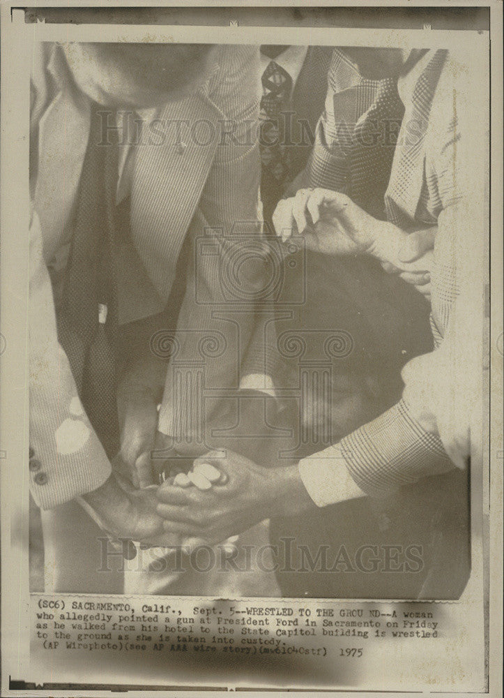 1975 Press Photo Woman pointed gun to Pres.Ford wrestled to the ground. - Historic Images