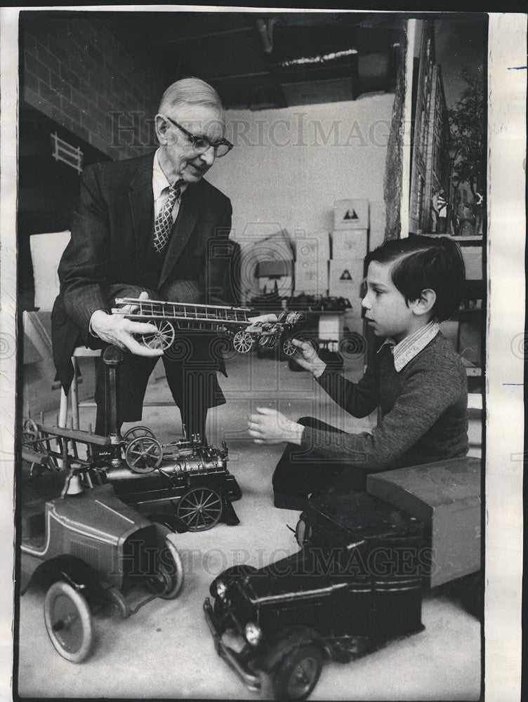 1975 Press Photo Mr. Dewey Ericsson and Rod Isaac Smilgoff
(Historical Society) - Historic Images