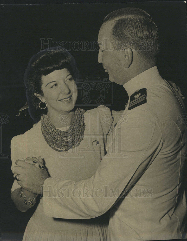 1942 Press Photo Lieutenant William Snyder Pauline Buhmer Man Woman Dancing - Historic Images