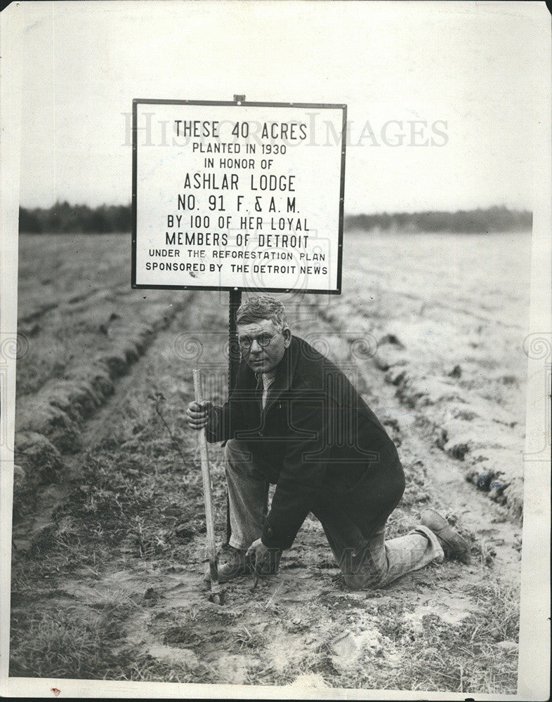 1930 Press Photo Reforestation Tree Planting Ashlar Lodge Detroit Man Sign - Historic Images