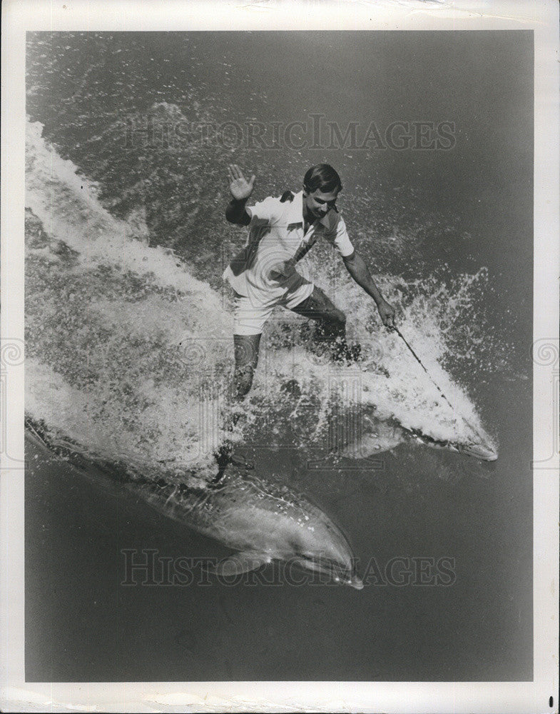 1975 Press Photo Isle of the Dolphin Waterskis Trainer Roman Ride Sea World Isle - Historic Images