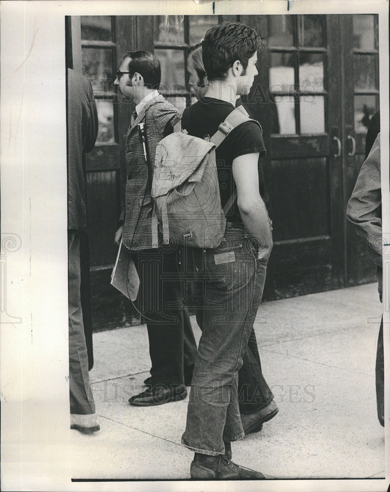 1969 Press Photo Students for Democratic Society arrive at Coliseum in Chicago - Historic Images