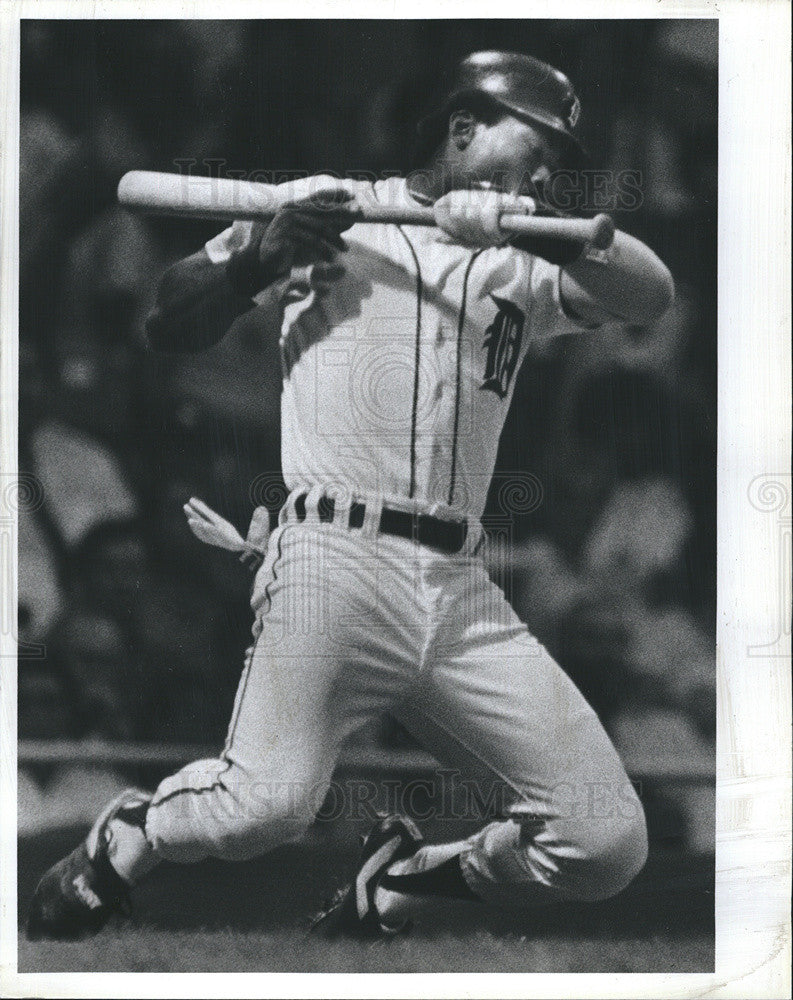 1986 Press Photo Chet Lemon ducks while trying to bunt. - Historic Images