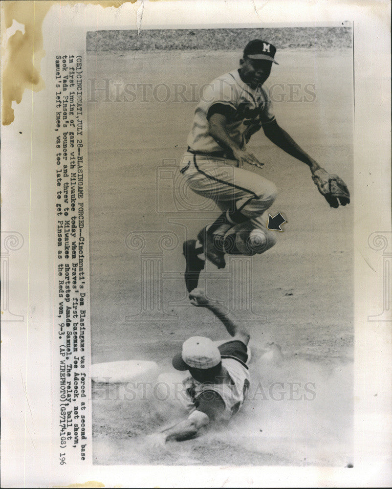 Red catcher Johnny Bench & Vicky Chesser 1975 Vintage Press Photo