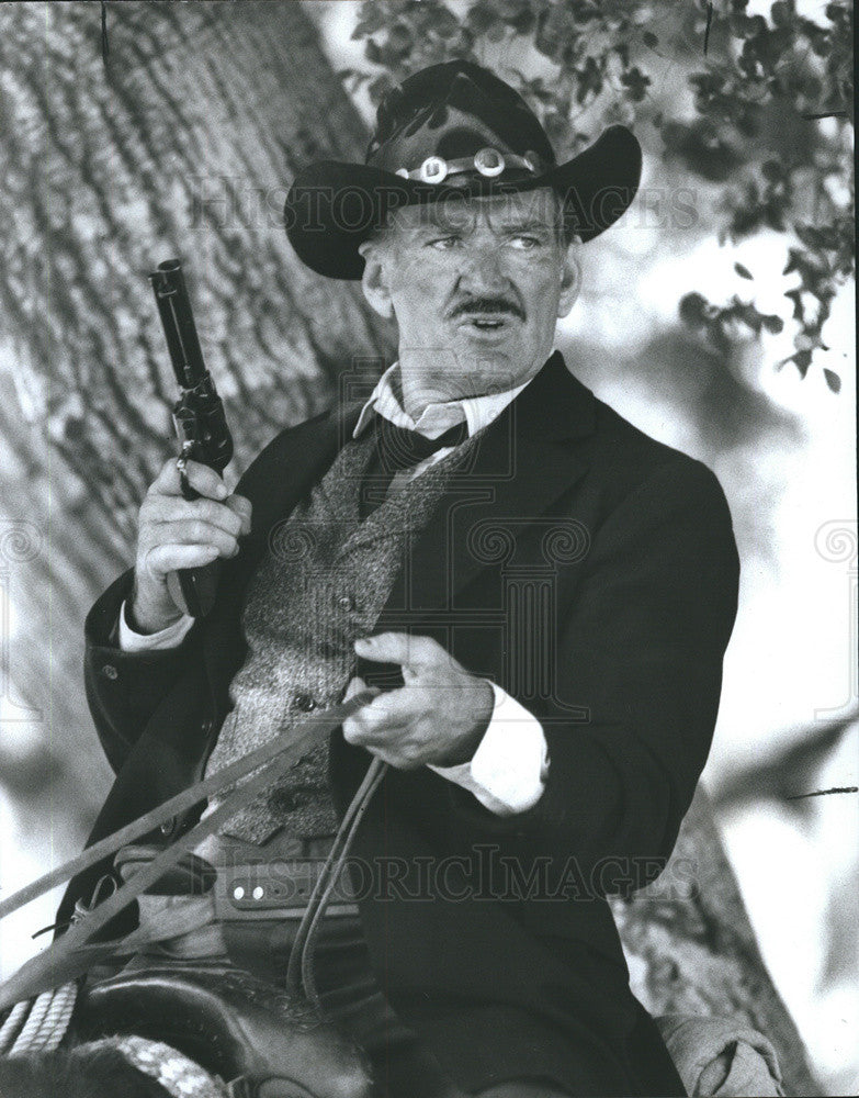 1987 Press Photo Rod Taylor Sheriff Grail Outlaws CBS - Historic Images