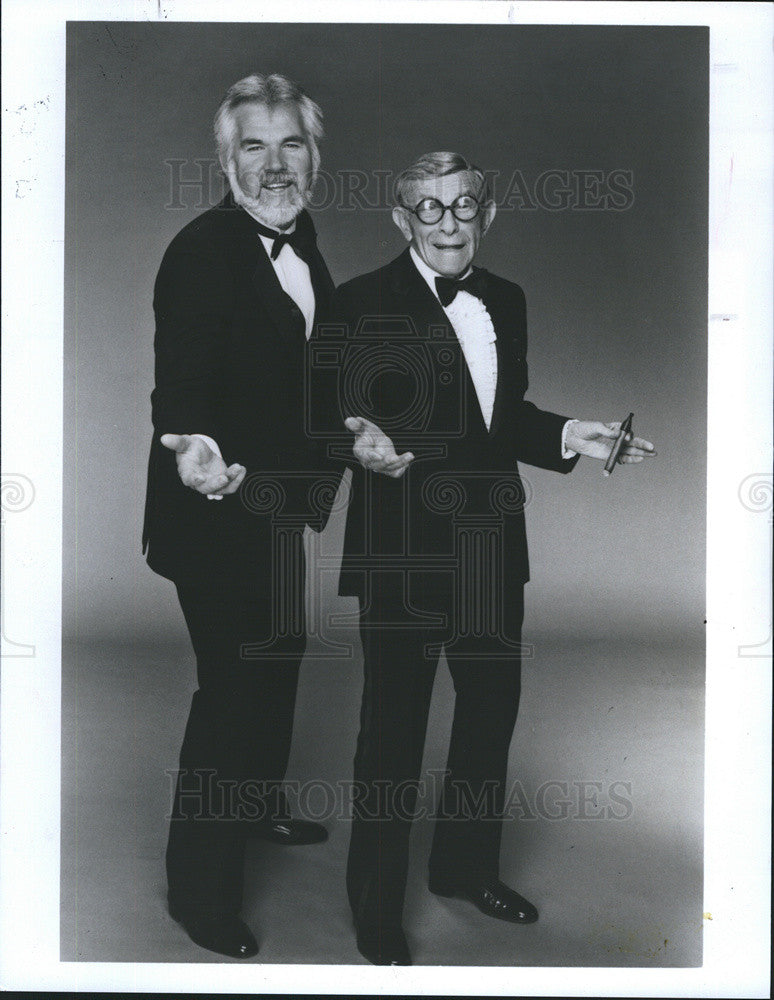 1985 Press Photo Kenny rogers and George Burns in &quot;Night of 100 Star&#39;s II&quot; - Historic Images