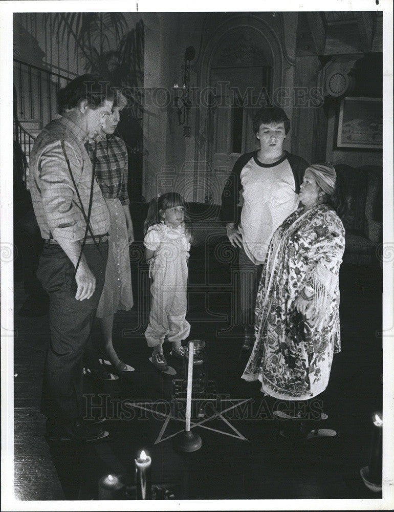 1983 Press Photo Zelda Rubenstein, Brandon Maggart, Georgia Engle, Mya Akerling - Historic Images