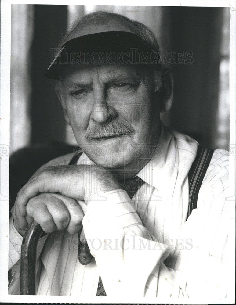 1988 Press Photo Home Fires Burning Bernard Hughes CBS Hallmark Hall of Fame - Historic Images