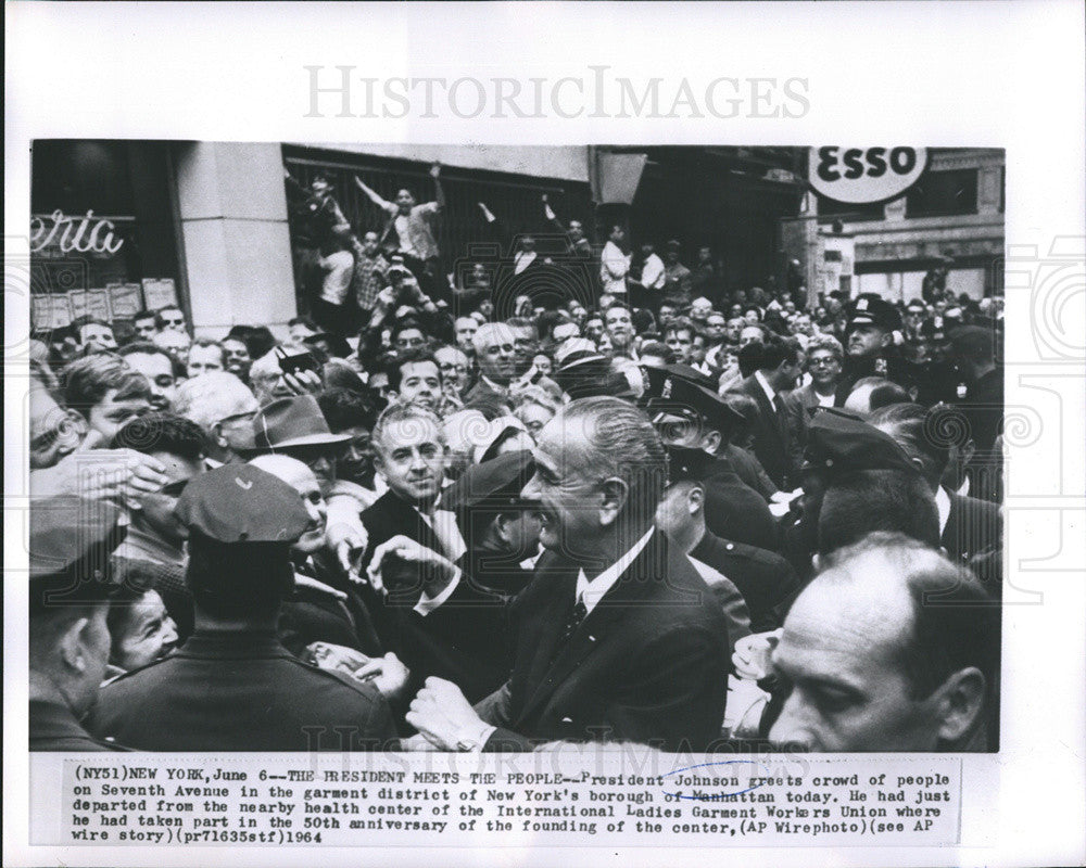 1964 Press Photo Pres. Johnson in the garment district of New York - Historic Images