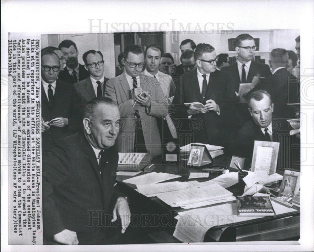 1964 Press Photo President Lyndon B. Johnson Reporters White House - Historic Images