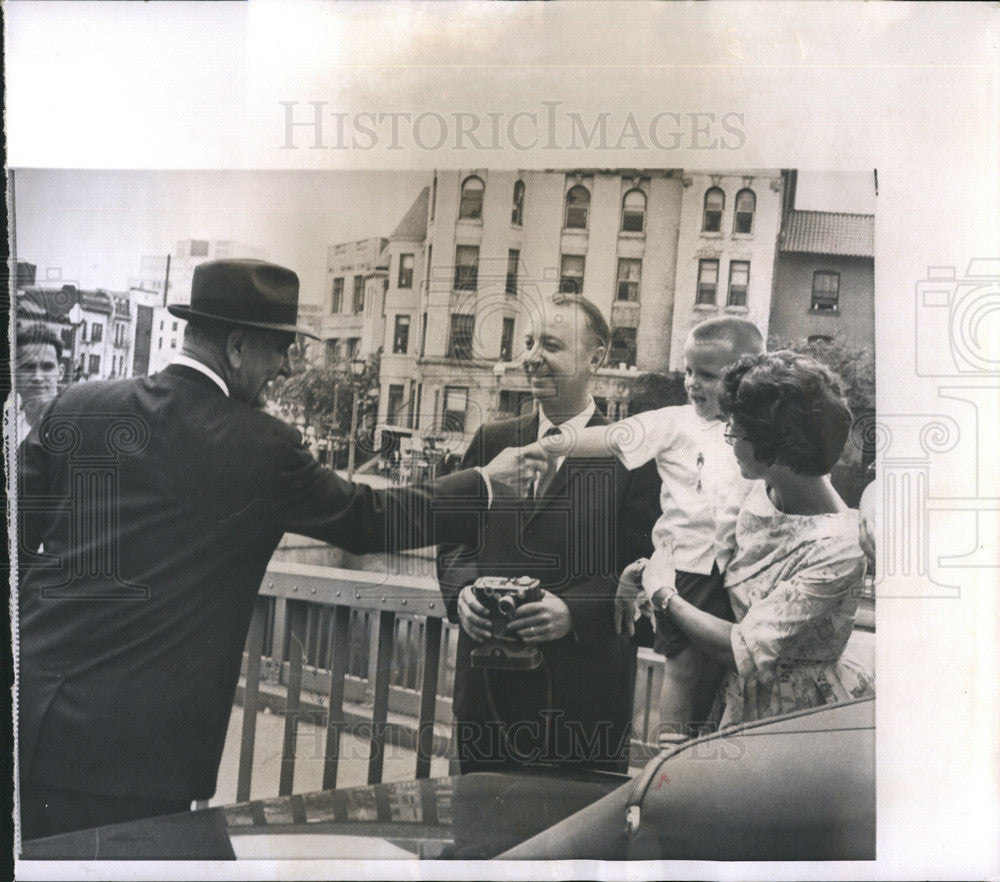 1964 Press Photo President Lyndon B. Johnson Shaking Hand - Historic Images