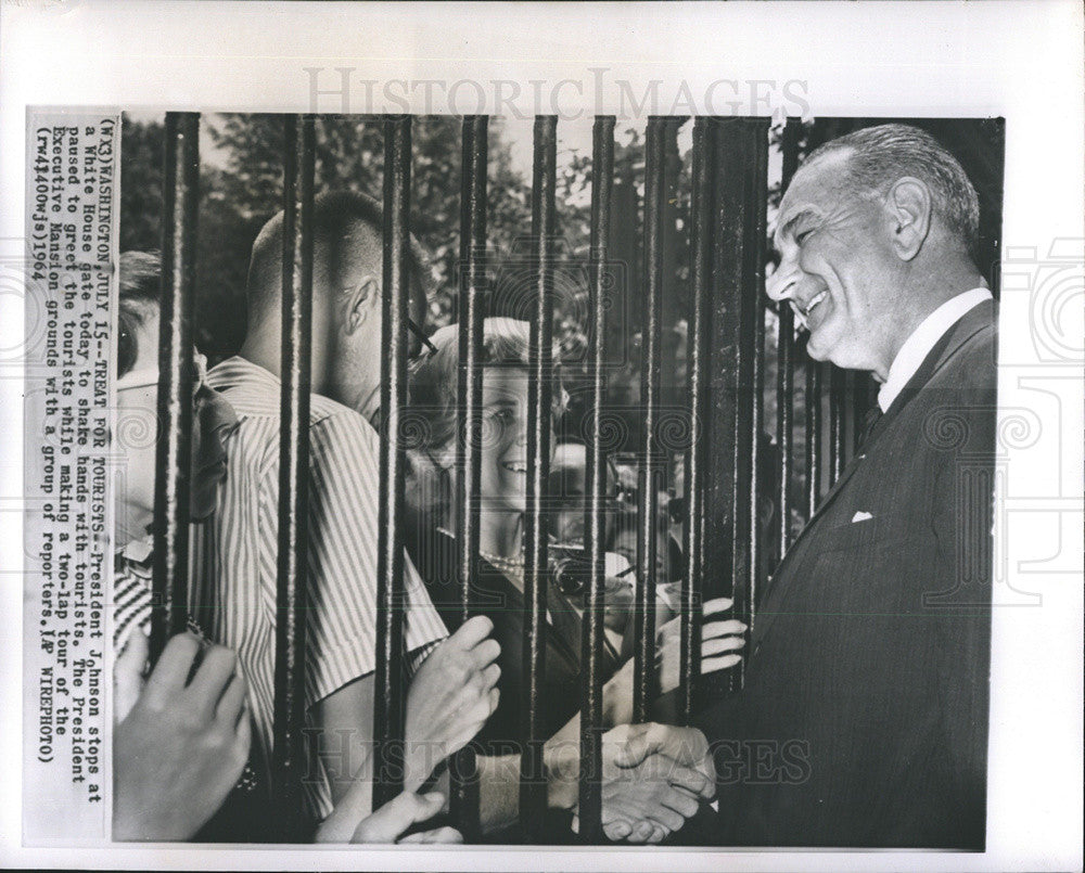 1964 Press Photo President Lyndon B. Johnson White House Gate Tourists - Historic Images