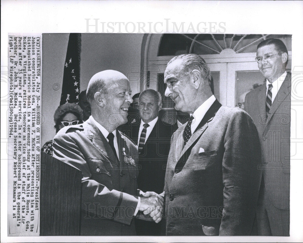 1964 Press Photo President Lyndon B. Johnson General William McKee Service Medal - Historic Images