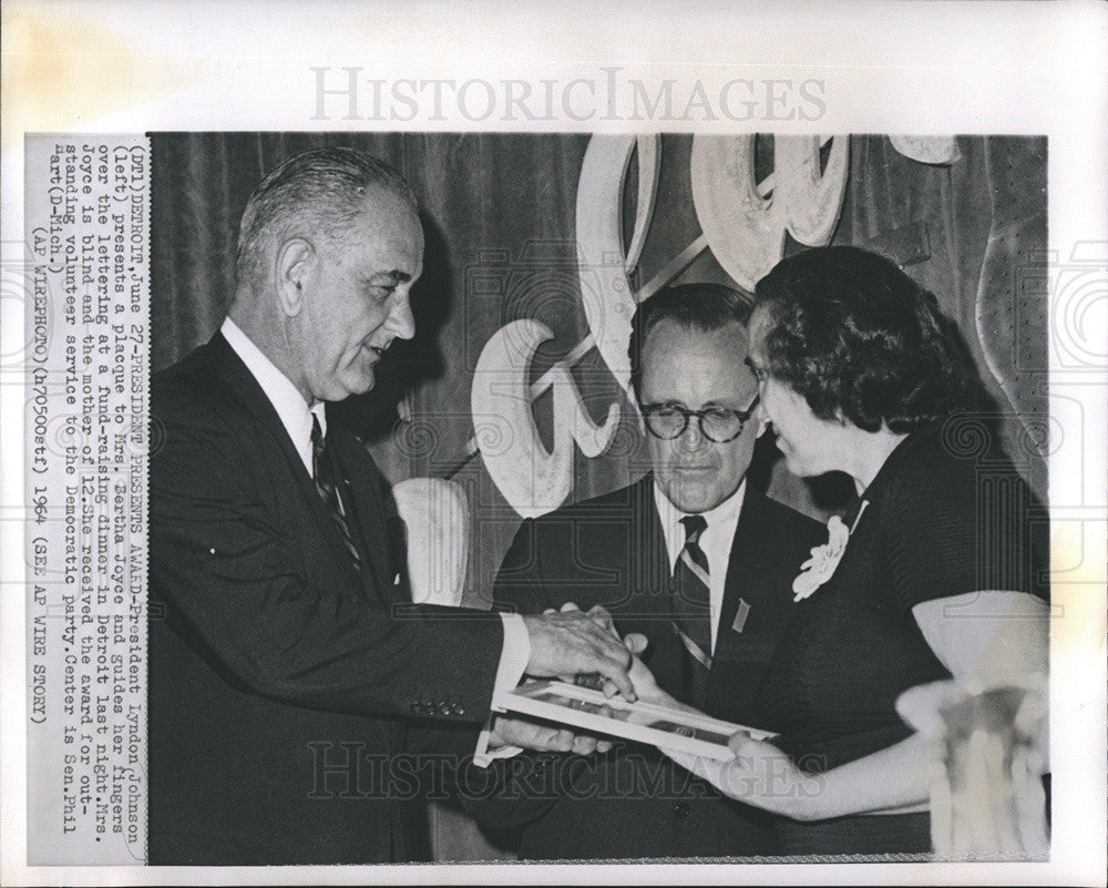 1964 Press Photo President Lyndon B. Johnson Blind Bertha Joyce Placque - Historic Images