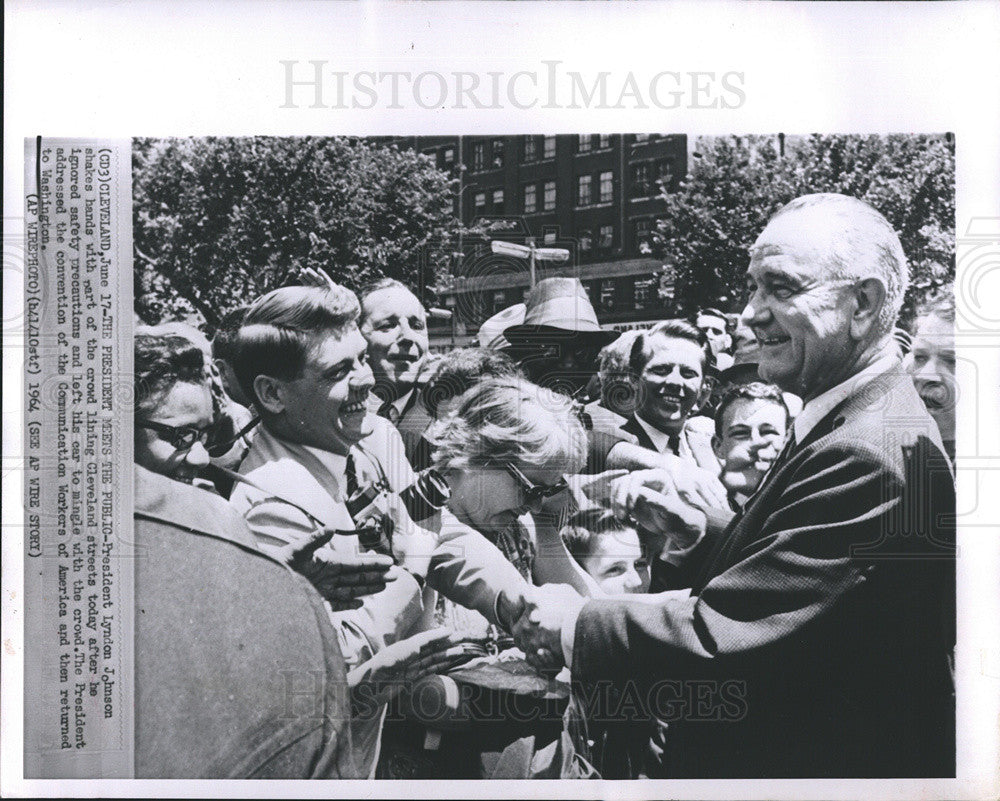 1964 Press Photo Pres Johnson meeting crowds in Cleveland after speech - Historic Images