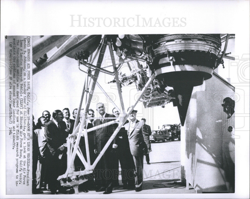 1964 Press Photo Pres Johnson views AF Lunar Landing Vehicle at Edwards AFB - Historic Images