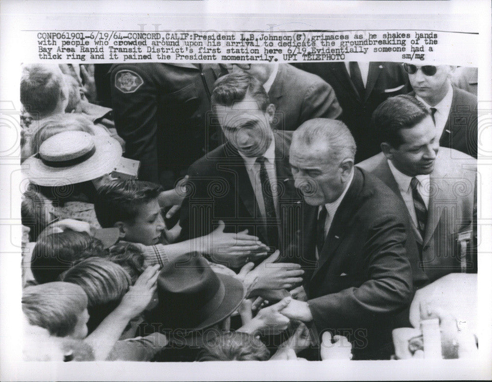 1964 Press Photo Pres Johnson greets crowd in Concord Ca after dedication - Historic Images