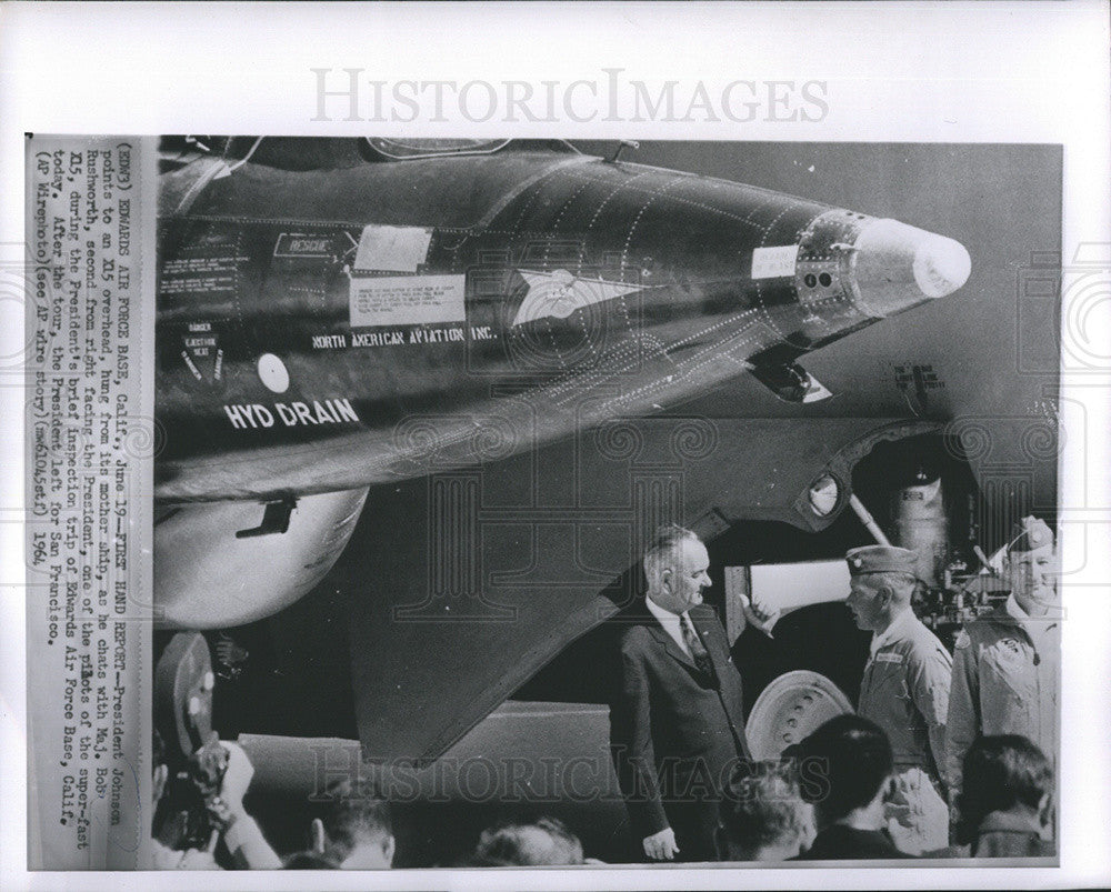 1964 Press Photo Pres Johnson talks with Maj Bob Rushworth about X15 at Edwards - Historic Images