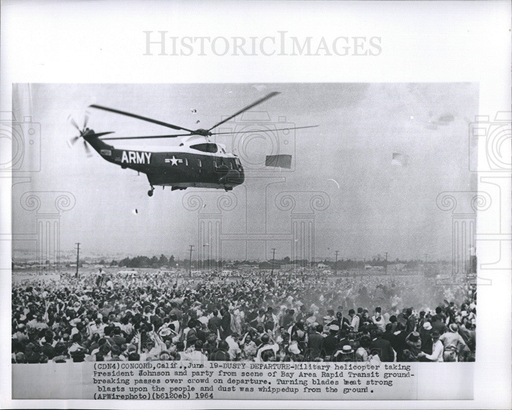 1964 Press Photo Military Helicopter taking President . Johnson . - Historic Images