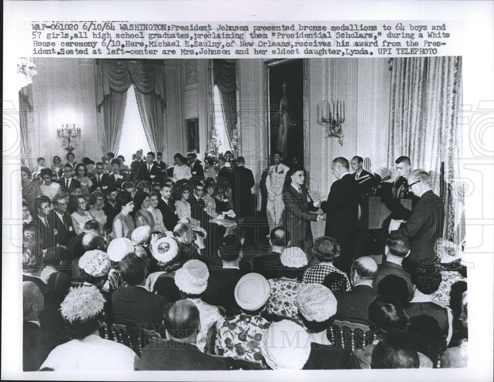 1964 Press Photo Pres Johnson addresses and presents HS grads,Scholar Medallions - Historic Images