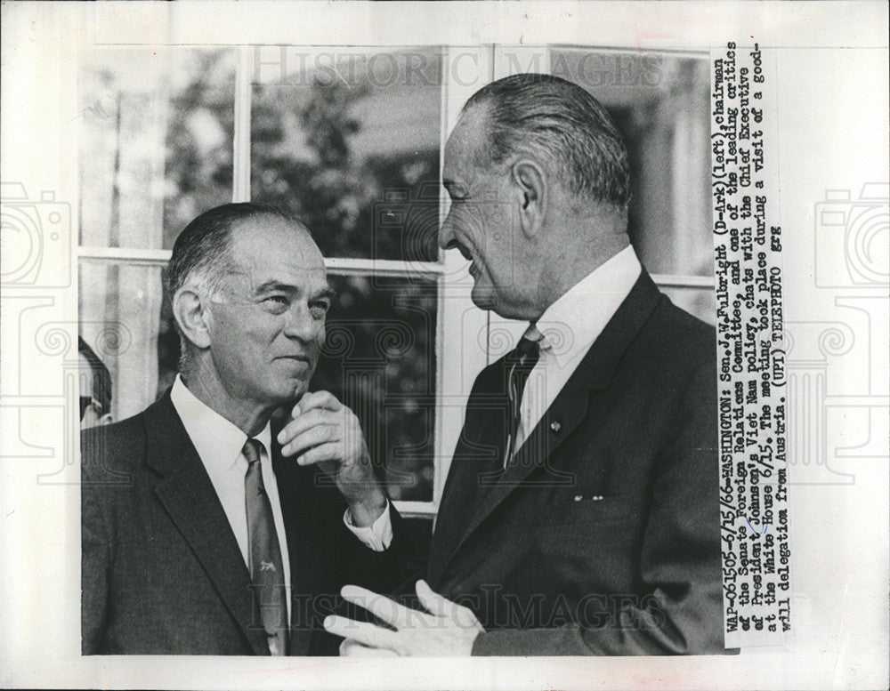 1966 Press Photo Pres Johnson talking with Sen J W Fulbright about Viet Nam war - Historic Images