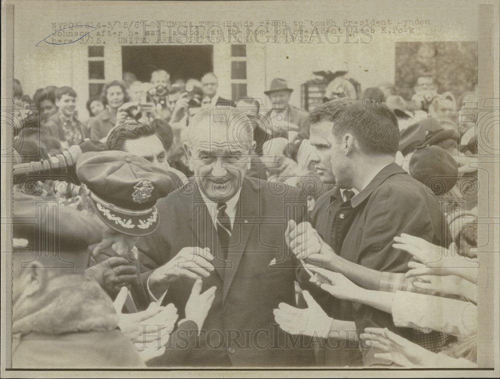 1957 Press Photo Hands reach to touch President. Lydon Johnson. - Historic Images