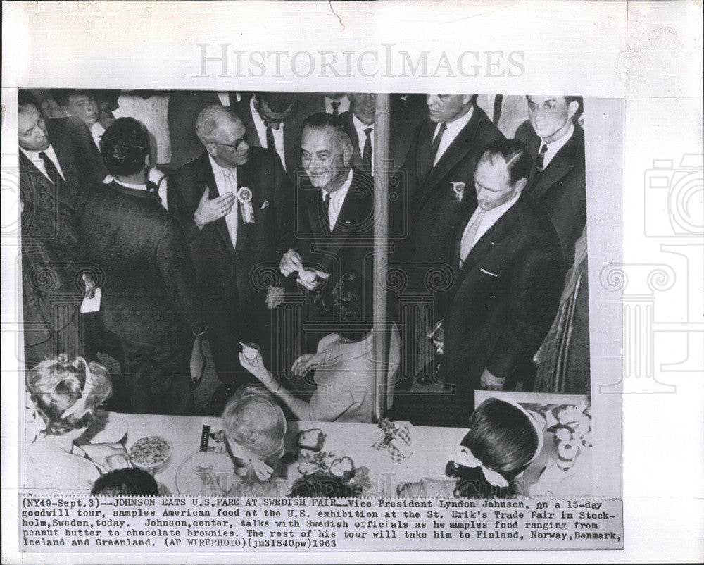 1963 Press Photo Pres.Johnson eats at U.S Fare at Swedish fair. - Historic Images