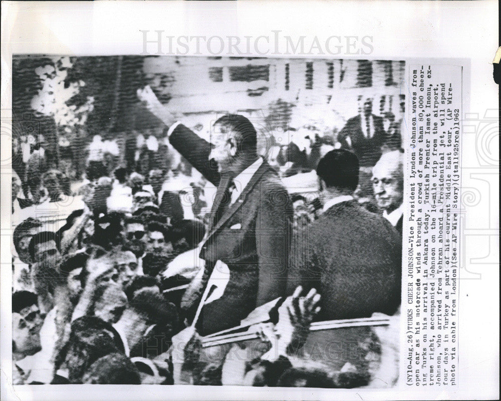 1962 Press Photo Vice Pres.Lydon waves from open car motorcade. - Historic Images