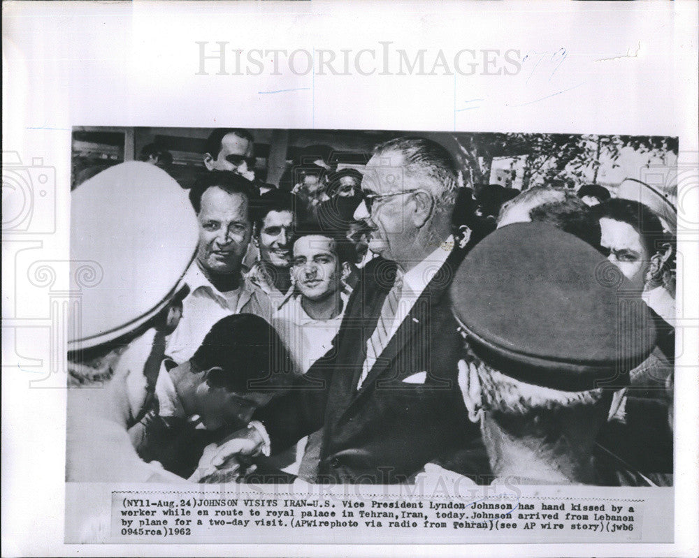 1962 Press Photo Vice Pres. Johnson hand kissed by woker at Royal Palace Iran. - Historic Images