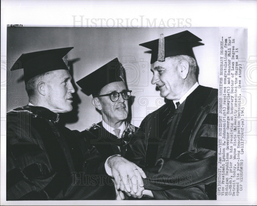 1963 Press Photo VP Johnson gets congrats from Mich Gov Roney and Sen Hart - Historic Images