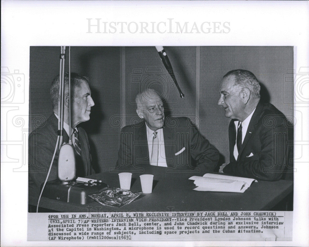 1963 Press Photo VP Johnson talks with Assoc Press reporters Bell and Chadwick - Historic Images