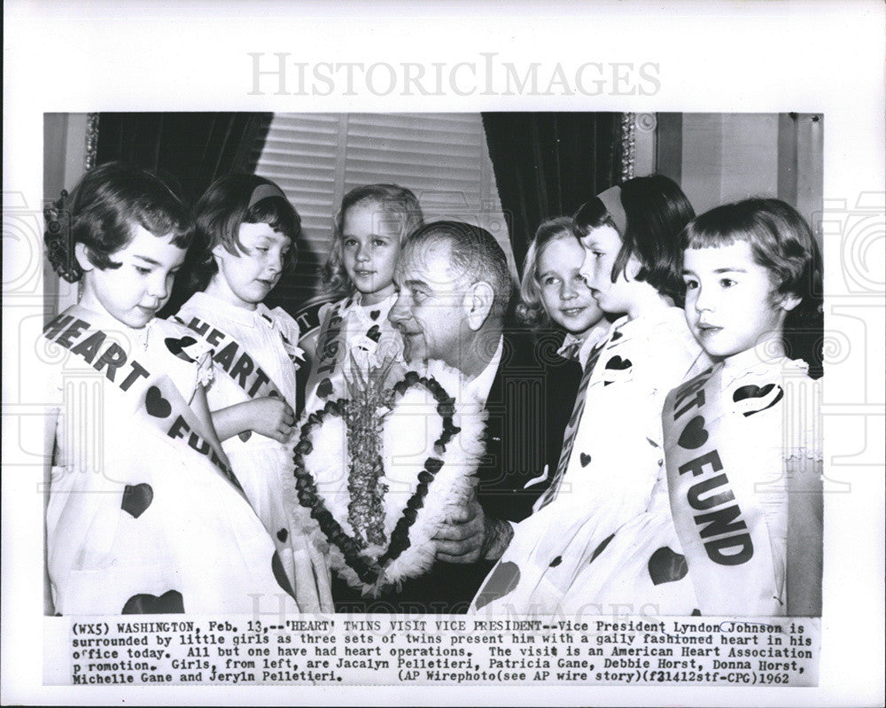 1962 Press Photo Vice Pres. Lyndon surrounded by little girls with hearts. - Historic Images