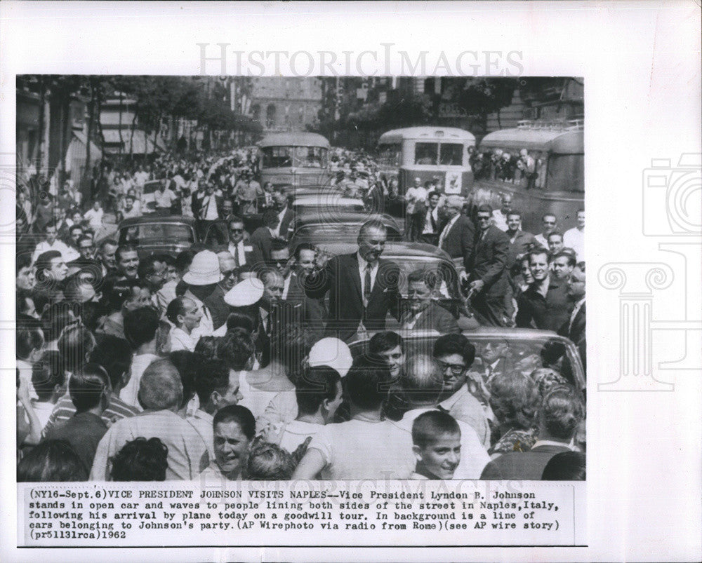 1962 Press Photo Vice Pres.Johnson waves to people at Naples, Italy - Historic Images