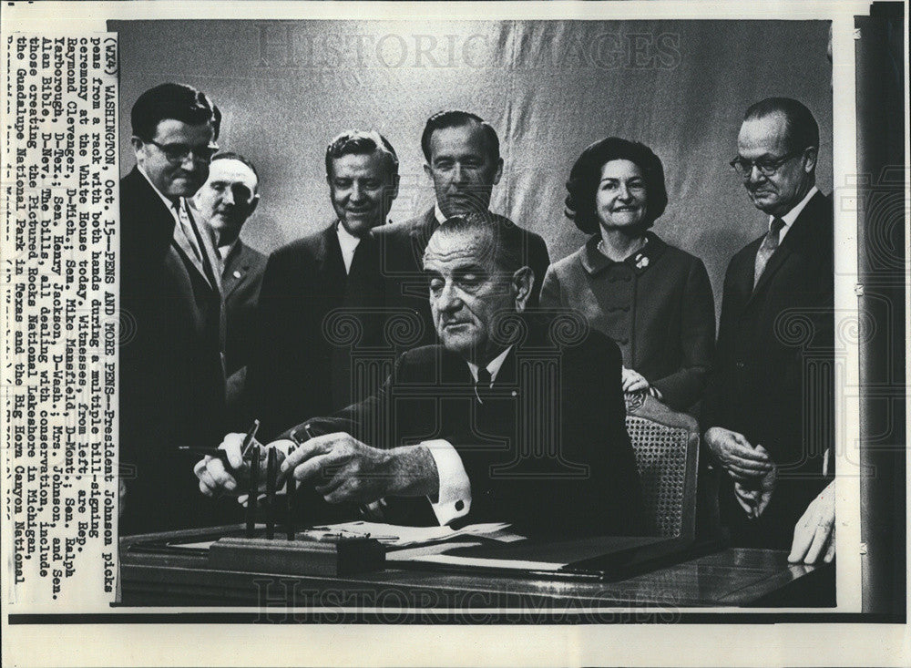 1966 Press Photo Pres. Johnson picks a pen with both hands at White House. - Historic Images